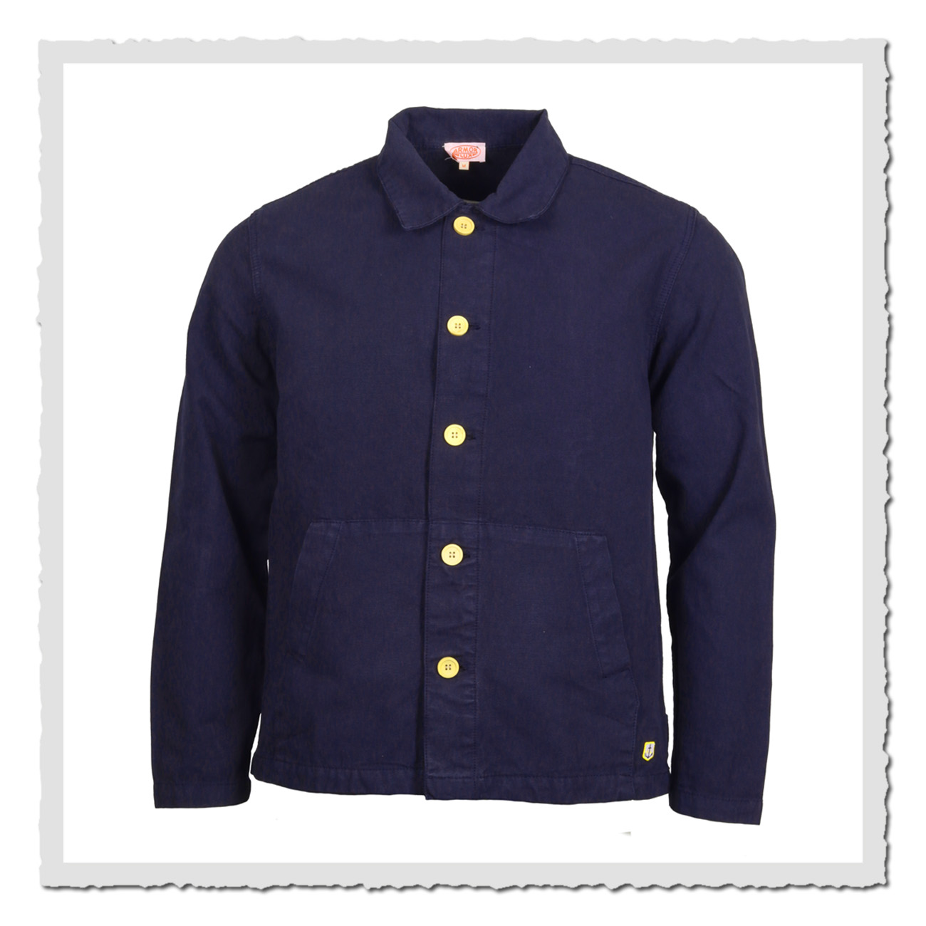 Studioaufnahme der Armor Lux Fischerjacke deep blue mit Knopfleiste und großen Fronttaschen, gerade geschnittene Canvasjacke für Herren.